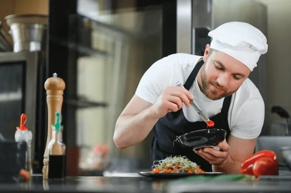 تجربه غذای تازه و سالم برای پرسنل با رزرو آشپز حرفه‌ای