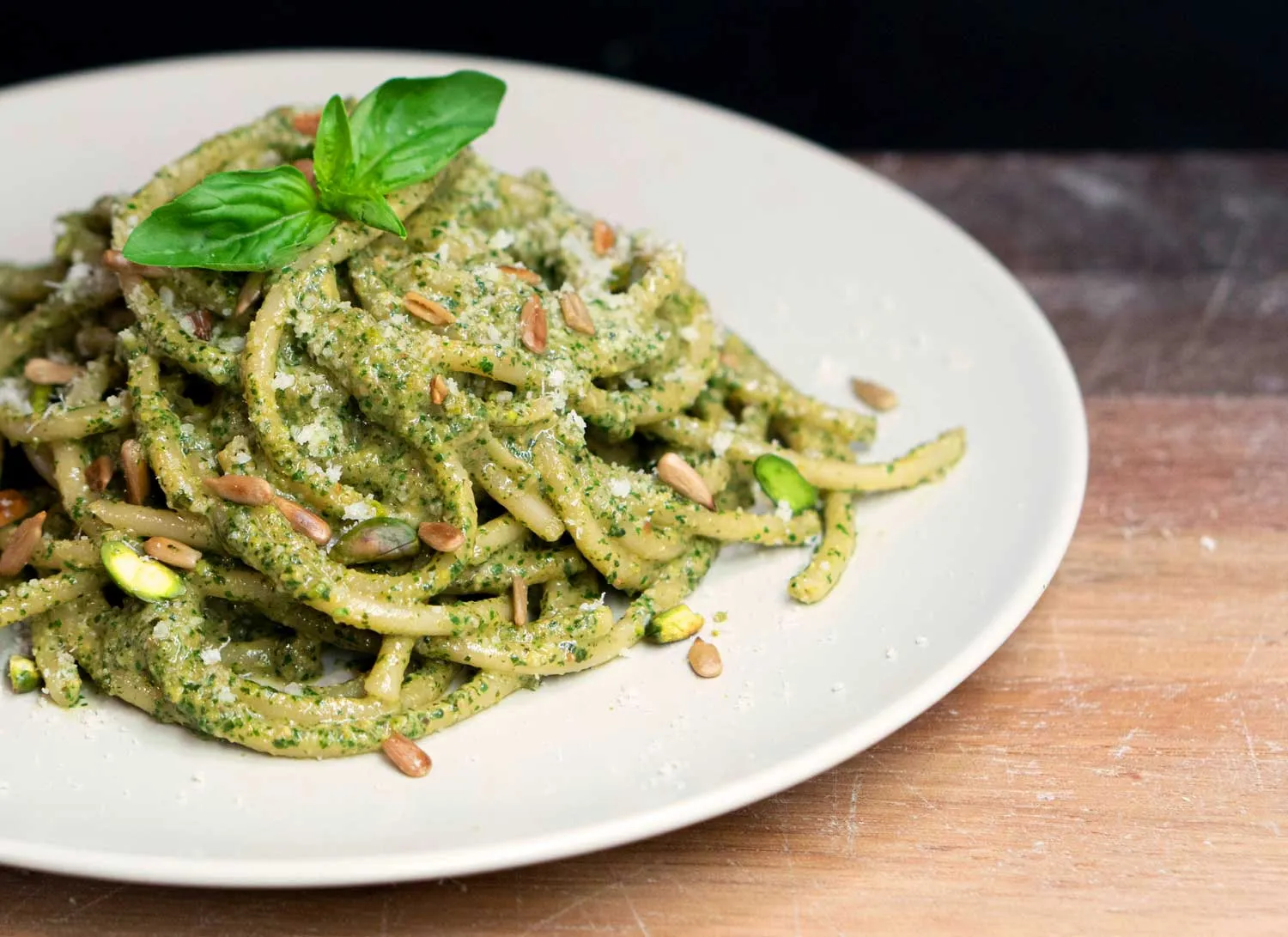 طرز تهیه پاستا پستو ایتالیایی؛ غذایی سبز و خوش‌عطر از جنوا