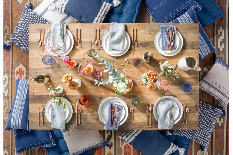 چیدمان میز پذیرایی به صورت حرفه ای در خانه